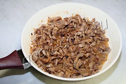 куриные желудки тушеные со сметаной и грибами