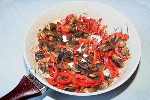 грибы с болгарским перцем, тушеные в сметане
