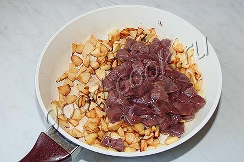 куриная печень тушеная с яблоками