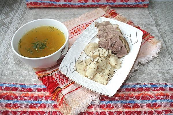 ароматная отварная говядина с бульоном и клёцками