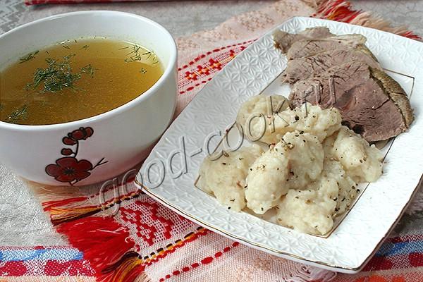 ароматная отварная говядина с бульоном и клёцками