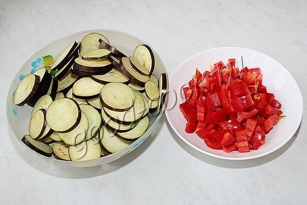 баклажаны и перцы запеченные в остром соусе