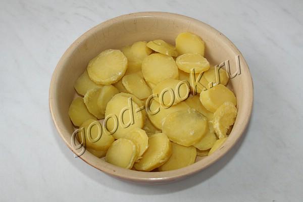 картофель запеченный в соусе из творожного сыра