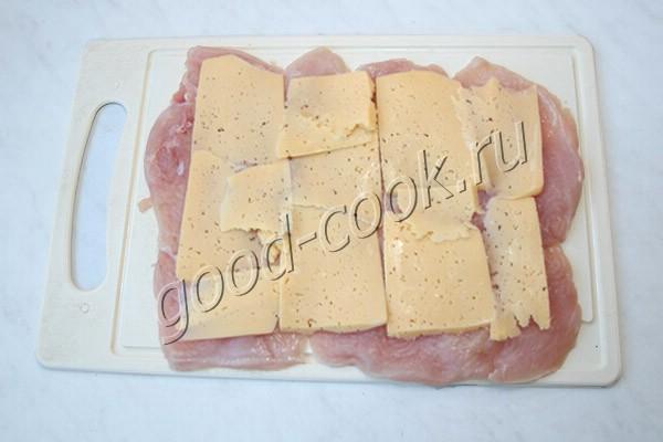 куриный рулет с сыром и корейской морковкой, запечённый в слоёном тесте