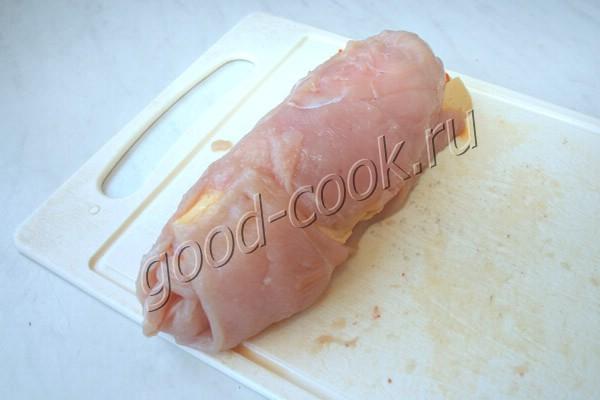куриный рулет с сыром и корейской морковкой, запечённый в слоёном тесте
