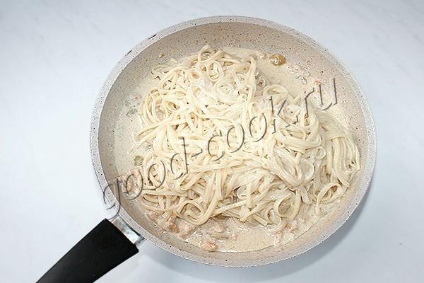 спагетти в сливочном соусе с курицей и виноградом