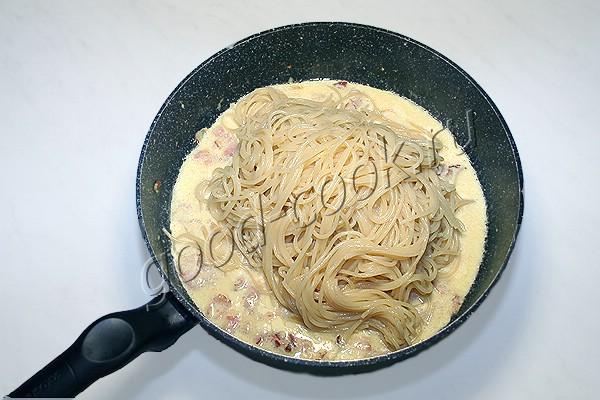 спагетти с беконом в сливочно-сырном соусе