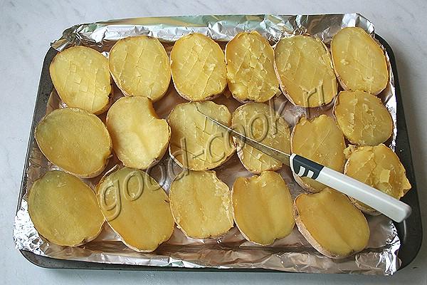 запечённый картофель с начинкой из двух сыров