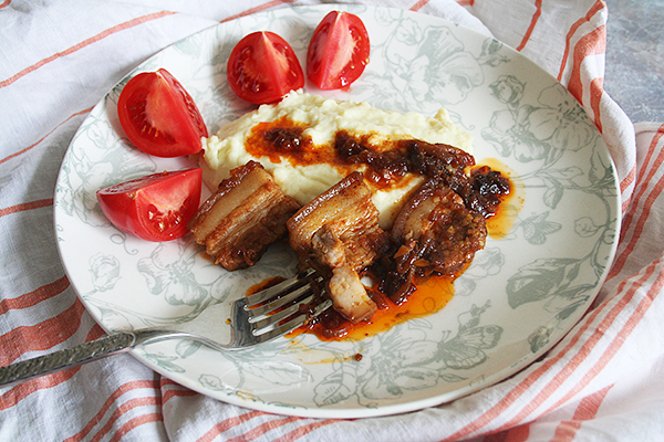 свиная грудинка, тушёная с луком