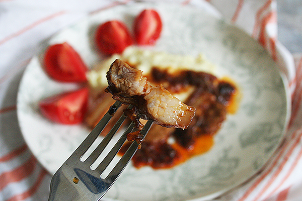 свиная грудинка, тушёная с луком