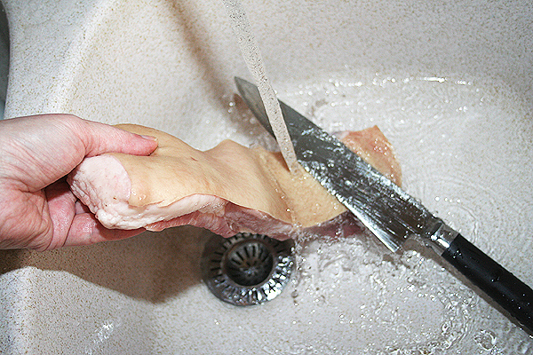 свиная грудинка, тушёная с луком