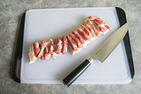 свиная грудинка, тушёная с луком