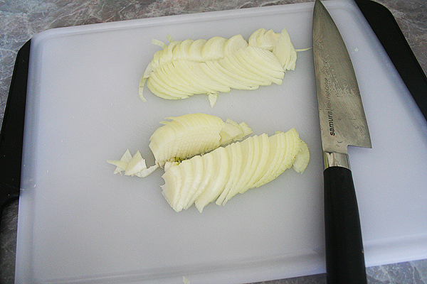 свиная грудинка, тушёная с луком