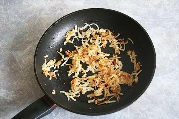 свиная грудинка, тушёная с луком