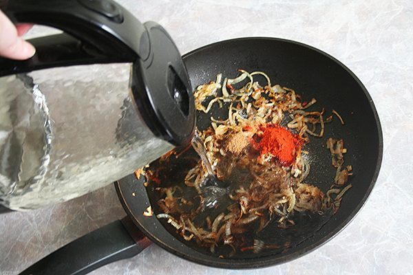 свиная грудинка, тушёная с луком