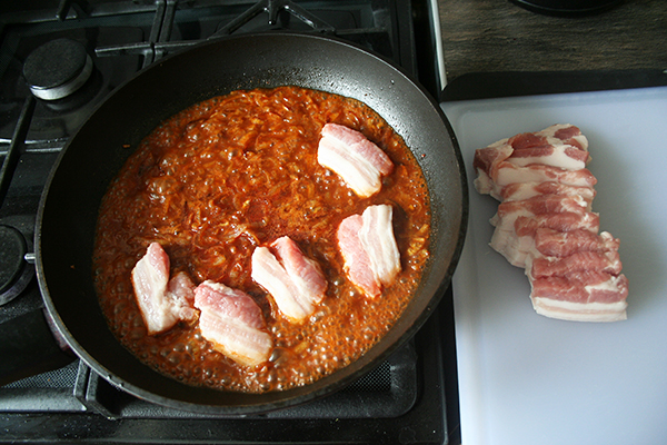 свиная грудинка, тушёная с луком