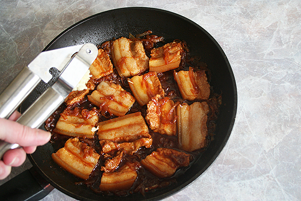 свиная грудинка, тушёная с луком