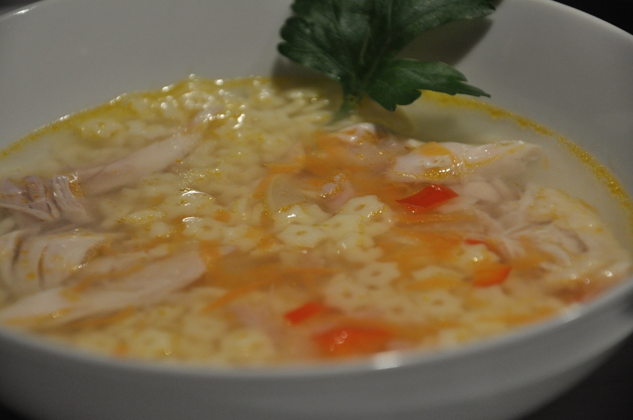 куриный суп со звездочками. куриный суп звездочки. готовый суп со звездочками. куриный суп звездочки. макароны звёздочки для супа.