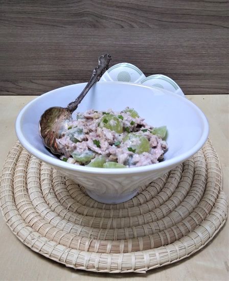 Салат из тунца с виноградом и грецкими орехами