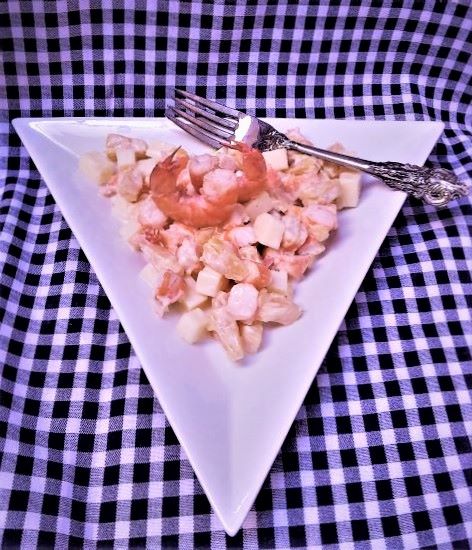 Салат с креветками, ананасом и сыром