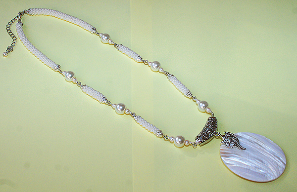 ожерелье из бисера с подвеской из натурального перламутра (№ 53)