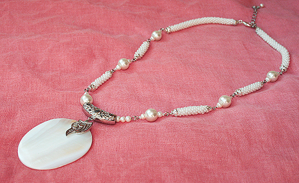 ожерелье из бисера с подвеской из натурального перламутра (№ 53)
