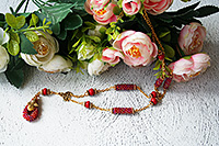 ожерелье с красными бусинами на цепочке (№55)