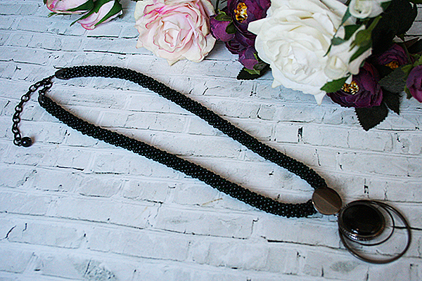ожерелье из чёрного бисерного жгута с подвеской из камня и двух колец (№ 59)