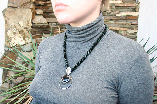 ожерелье из чёрного бисерного жгута с подвеской из камня и двух колец (№ 59)