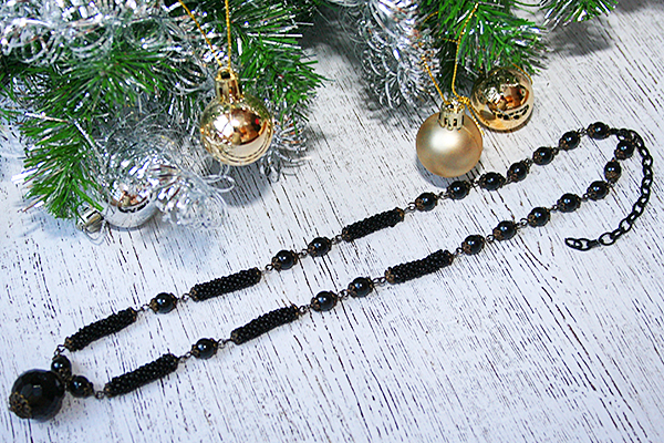 чёрное ожерелье с бусинами и бисерными элементами (№61)