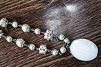 ожерелье с оригинальными бусинами и с подвеской из натурального перламутра (№ 62)