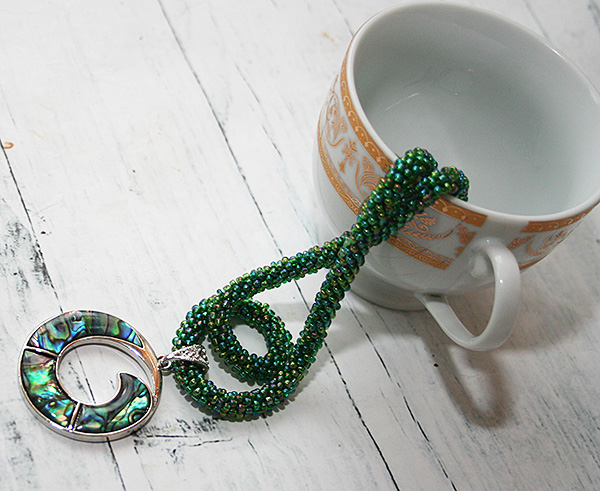 ожерелье из зелёного переливающегося бисера с подвеской из перламутра (№ 67)