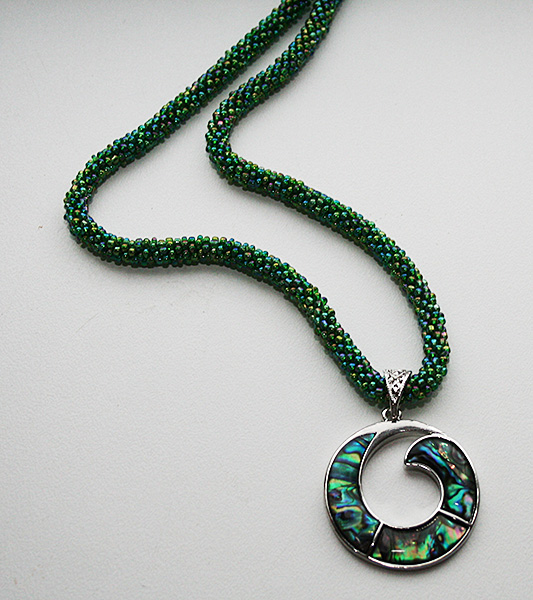 ожерелье из зелёного переливающегося бисера с подвеской из перламутра (№ 67)
