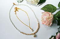 двухярусное ожерелье - цепочка и колье подвесками из овальных и круглых перламутровых бусин (№ N-002)